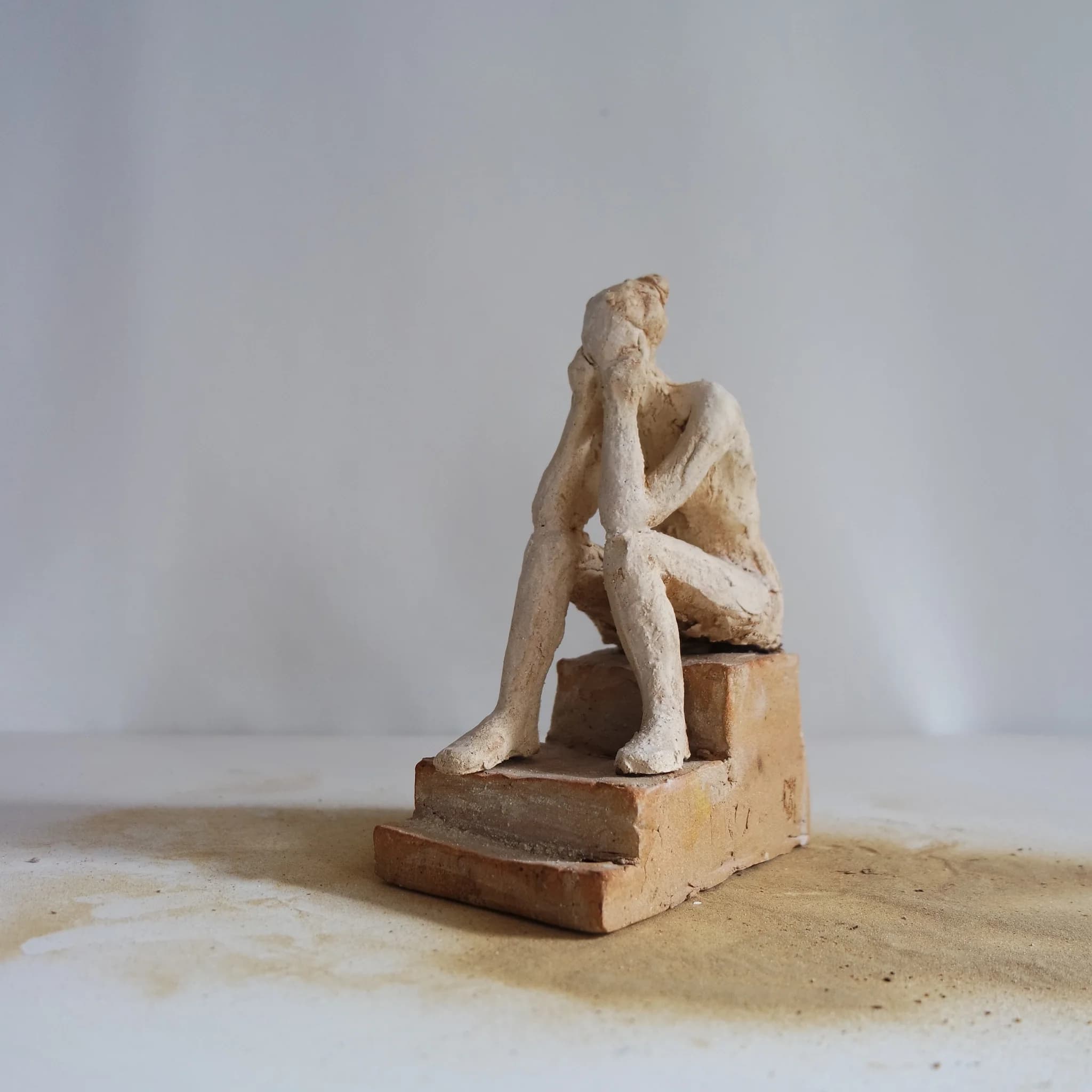 La pause sur les marches (Grès) image 4