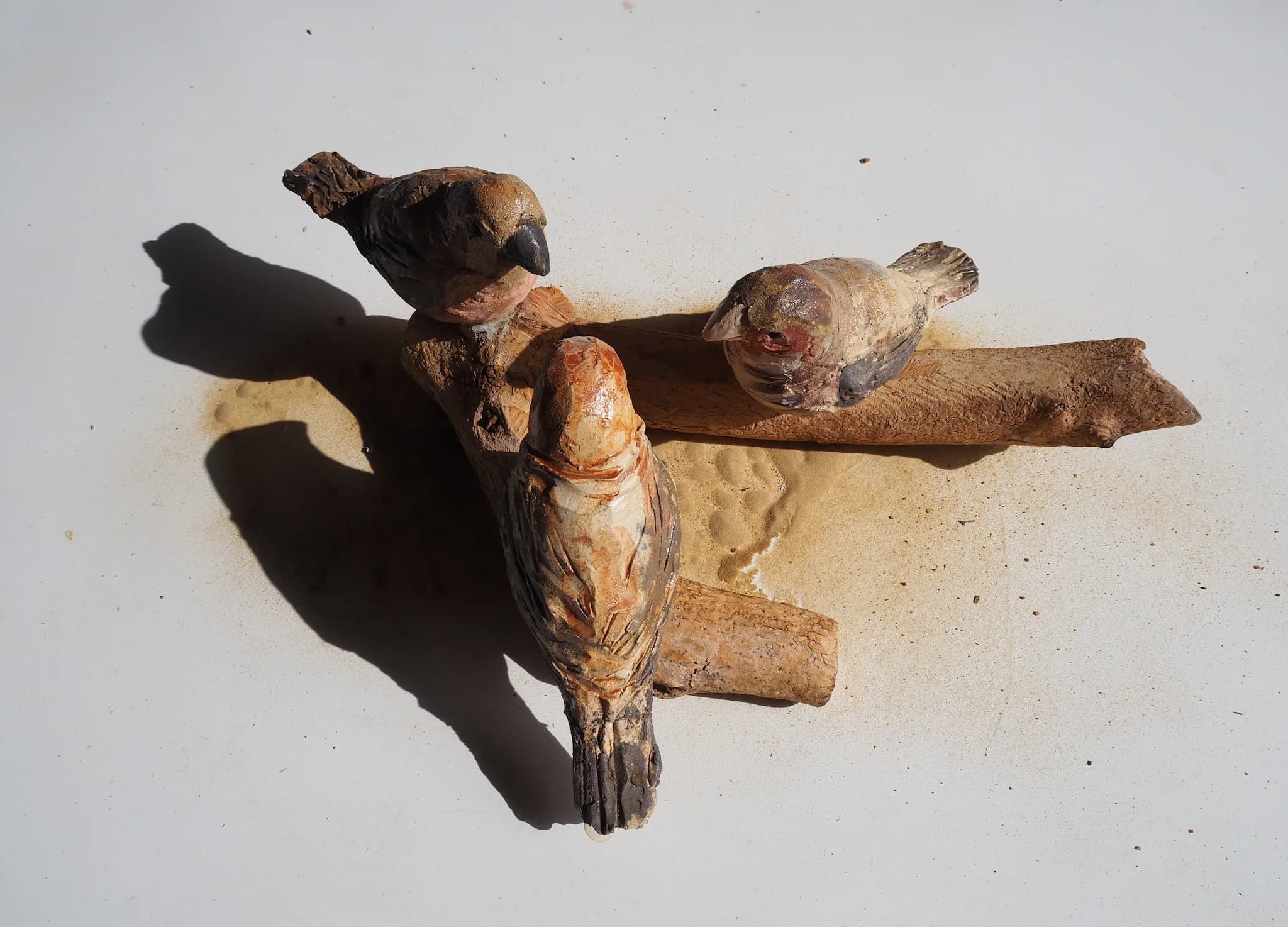 trio de capucins sur bois (Grès) image principale
