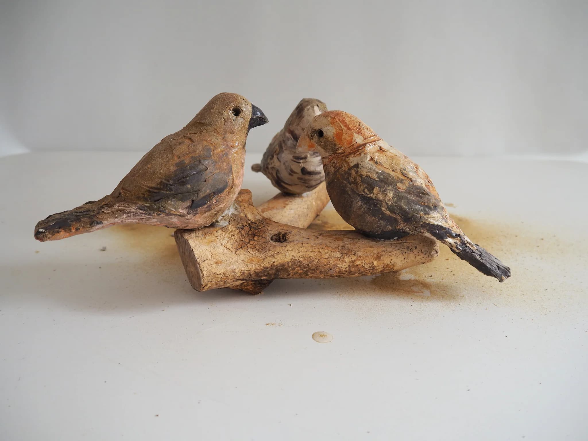 trio de capucins sur bois (Grès) image 2