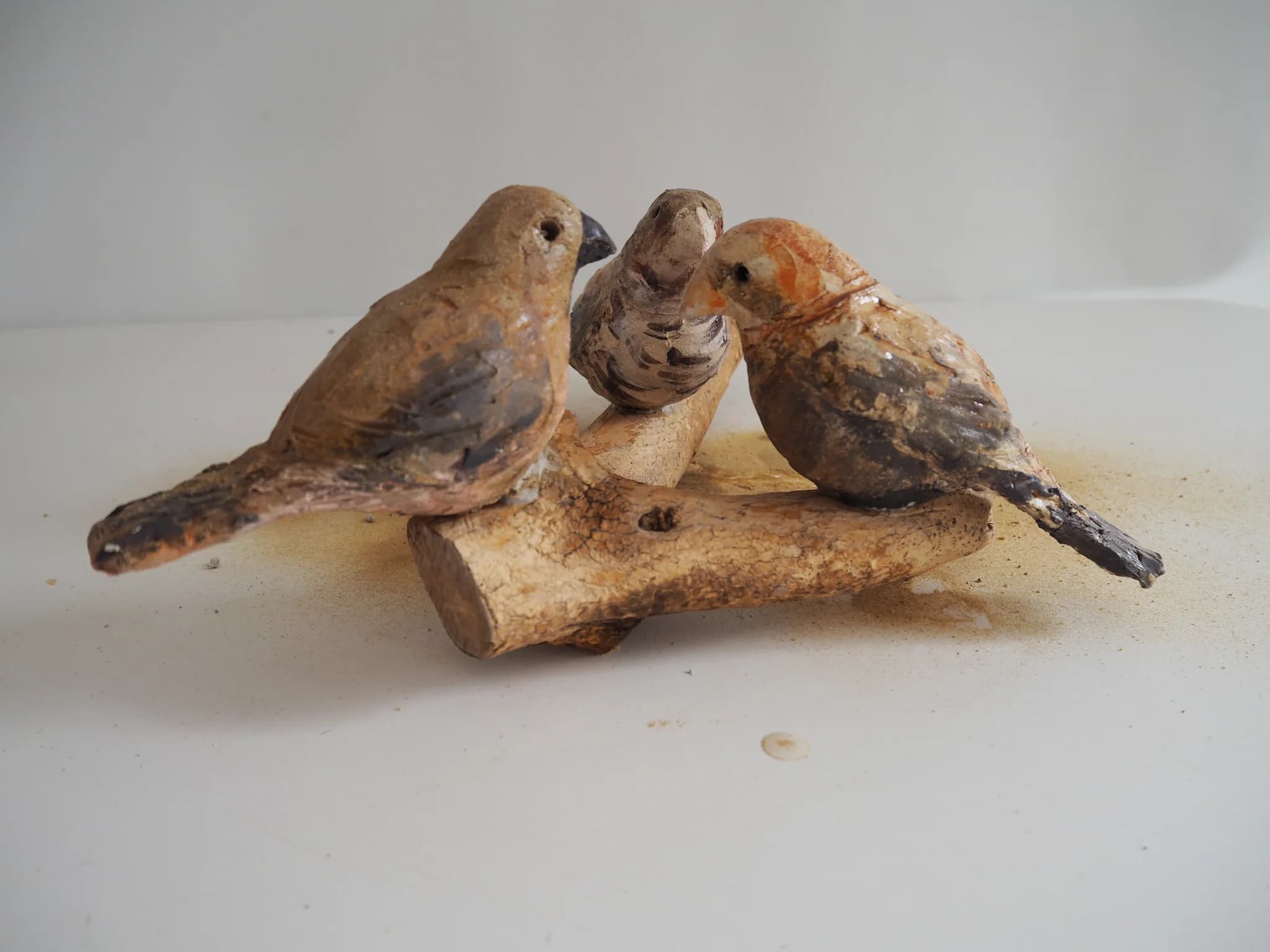 trio de capucins sur bois (Grès) image 3